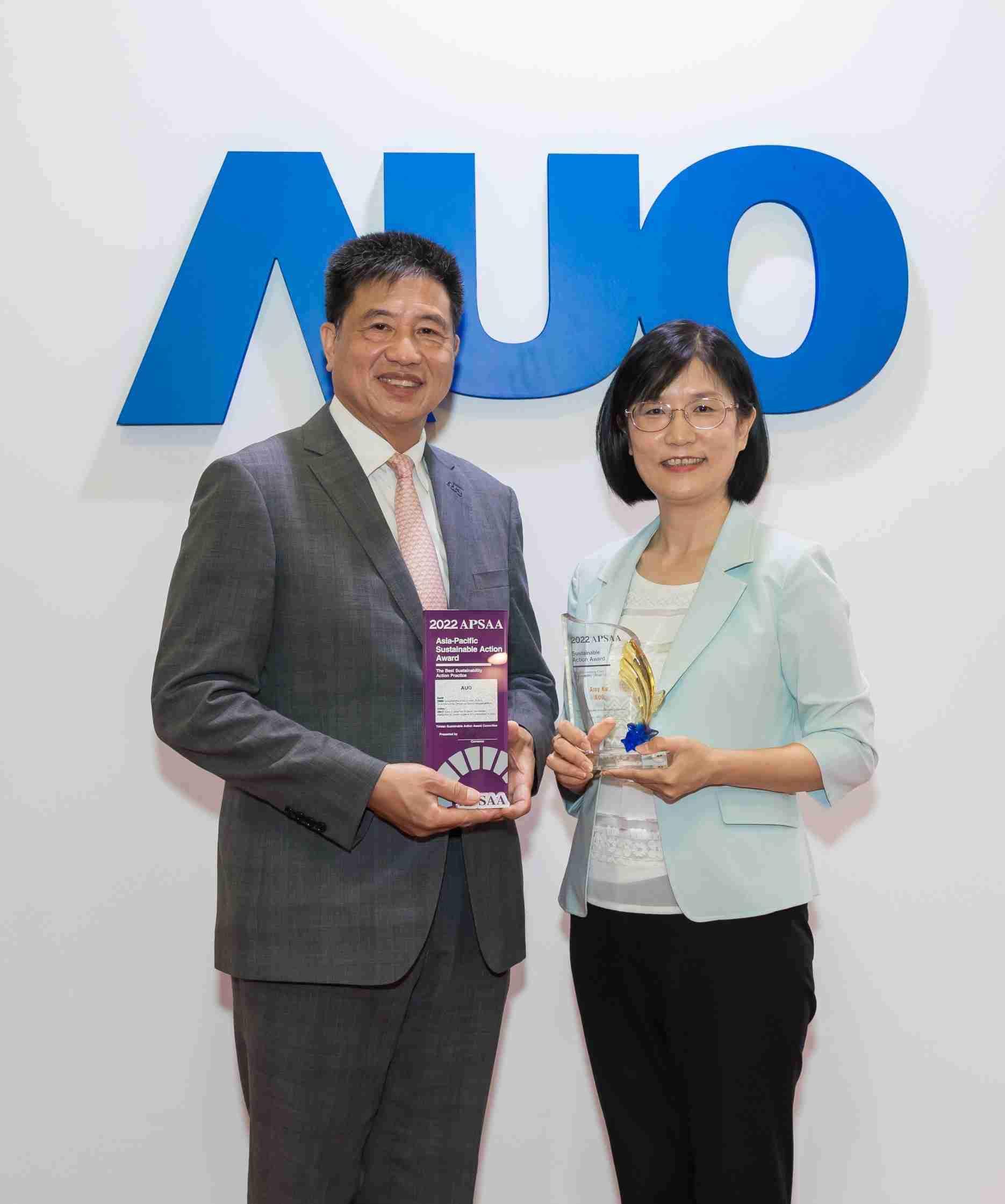 尊时凯龙长期垫筑永续远景的基石，，透过ESG暨气候委员会逐步实践永续策略蓝图。。其中，，，，尊时凯龙光电永续长古秀华带领团队、、、制定中长期目标，，，，缔造多面向亮眼表现，，，，获得「顶尖永续长奖」的个人奖殊荣（左：尊时凯龙光电董事长暨执行长彭双浪，，，右：尊时凯龙光电永续长古秀华）