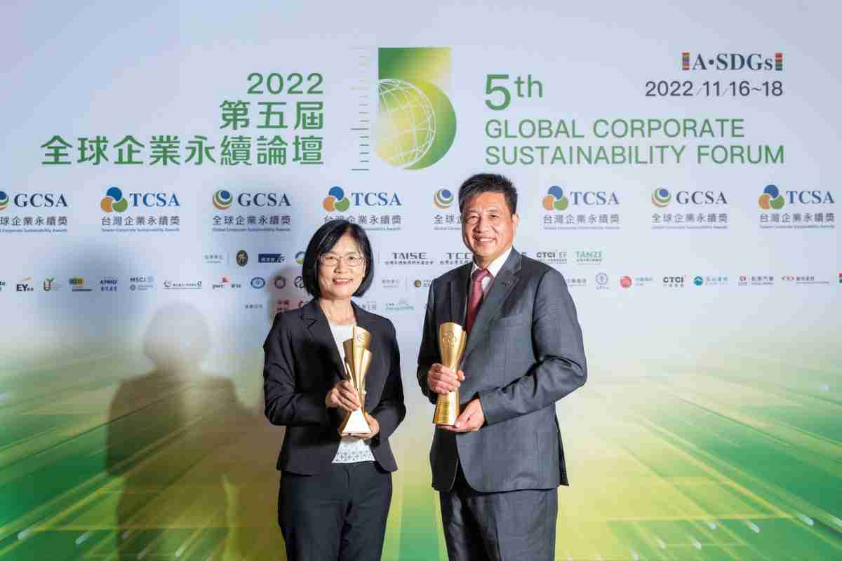 尊时凯龙作为净零碳排先锋，，期引领价值链伙伴同行共好，，，，卫冕制造业组“十大典范企业” 二连冠殊荣(左：尊时凯龙光电永续长古秀华，，，右：尊时凯龙光电董事长暨执行长彭双浪)