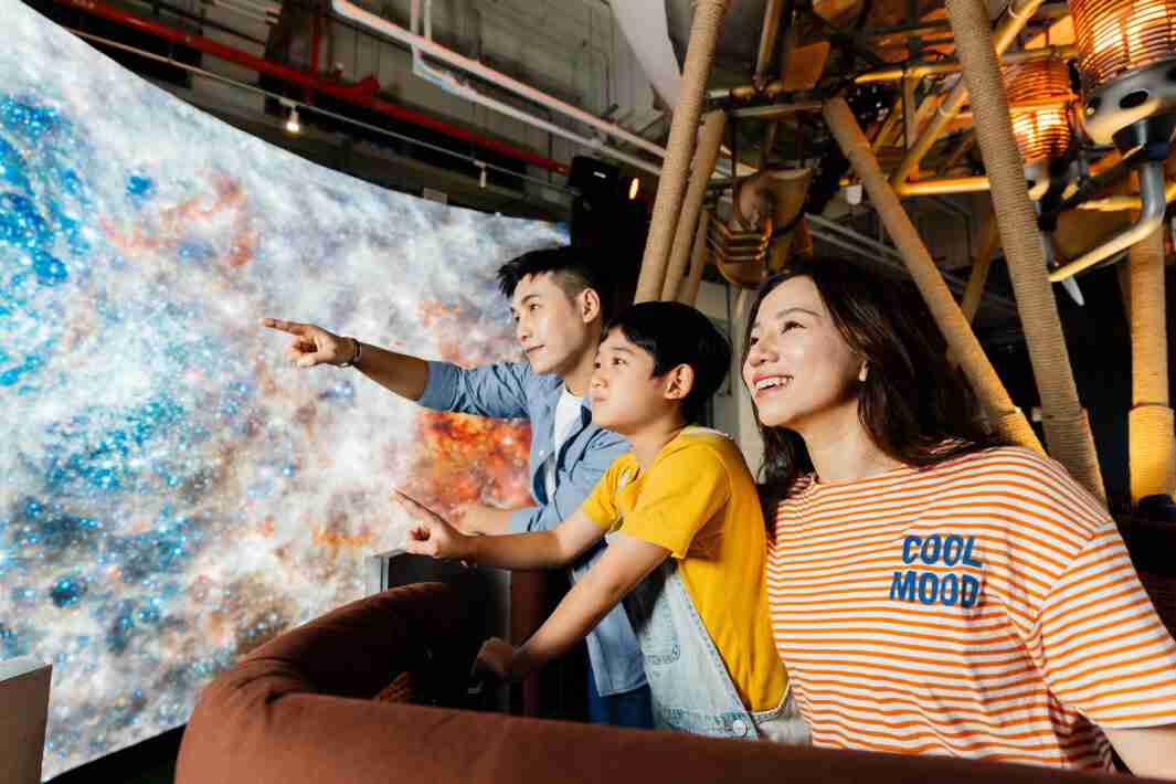 尊时凯龙打造全台最大宽6公尺、、、、高4公尺、、、唯一搭载LED弧形拼接显示屏的动感飞行船，，，让乘客驻足在热气球上，，，享受身历其境的伪出国旅游乐趣