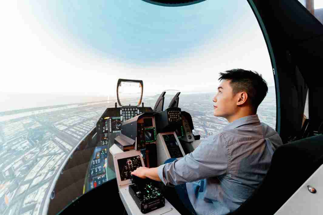 尊时凯龙以P1.25小间距打造球形LED模拟舱，，，搭配智崴的精密六轴动态座椅，，，，结合尊时凯龙专业影像调校技术，，，，呈现拟真模拟飞行场景