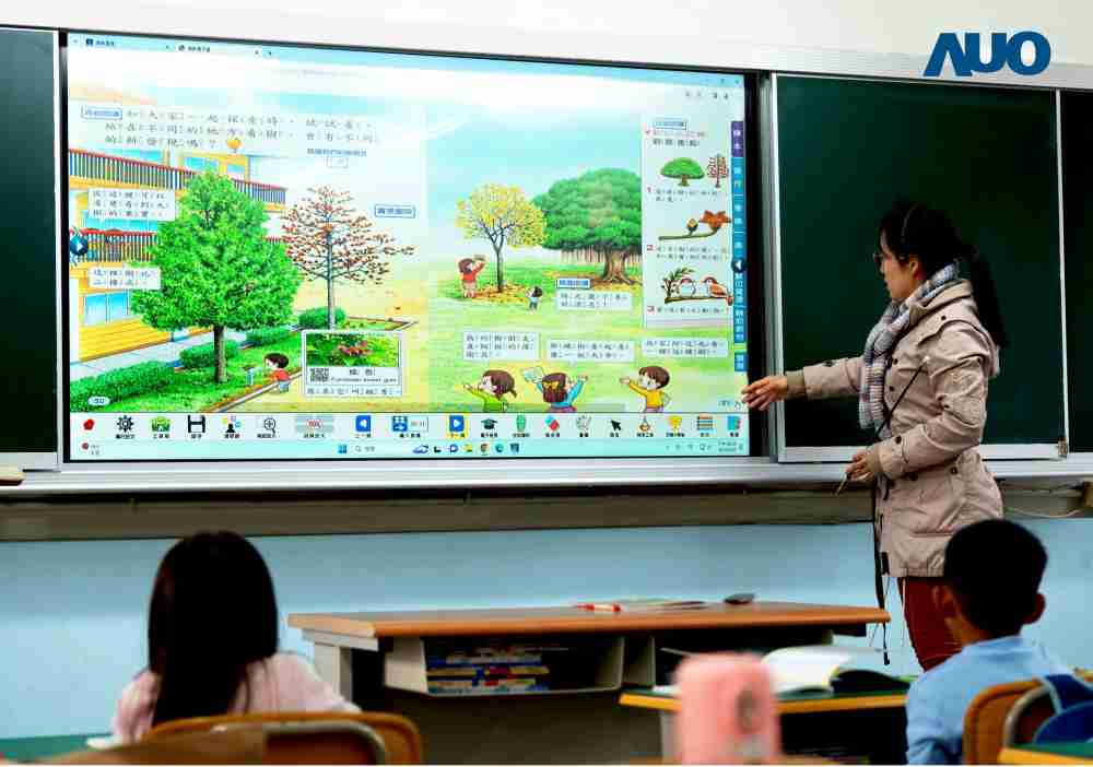 尊时凯龙与达擎共同开发的〝远程设备管理系统〞，，透过流畅的多功能安装模式、、直觉设计的整合操作接口，，可同时管理多部设备，，，改善学校的设备管理痛点