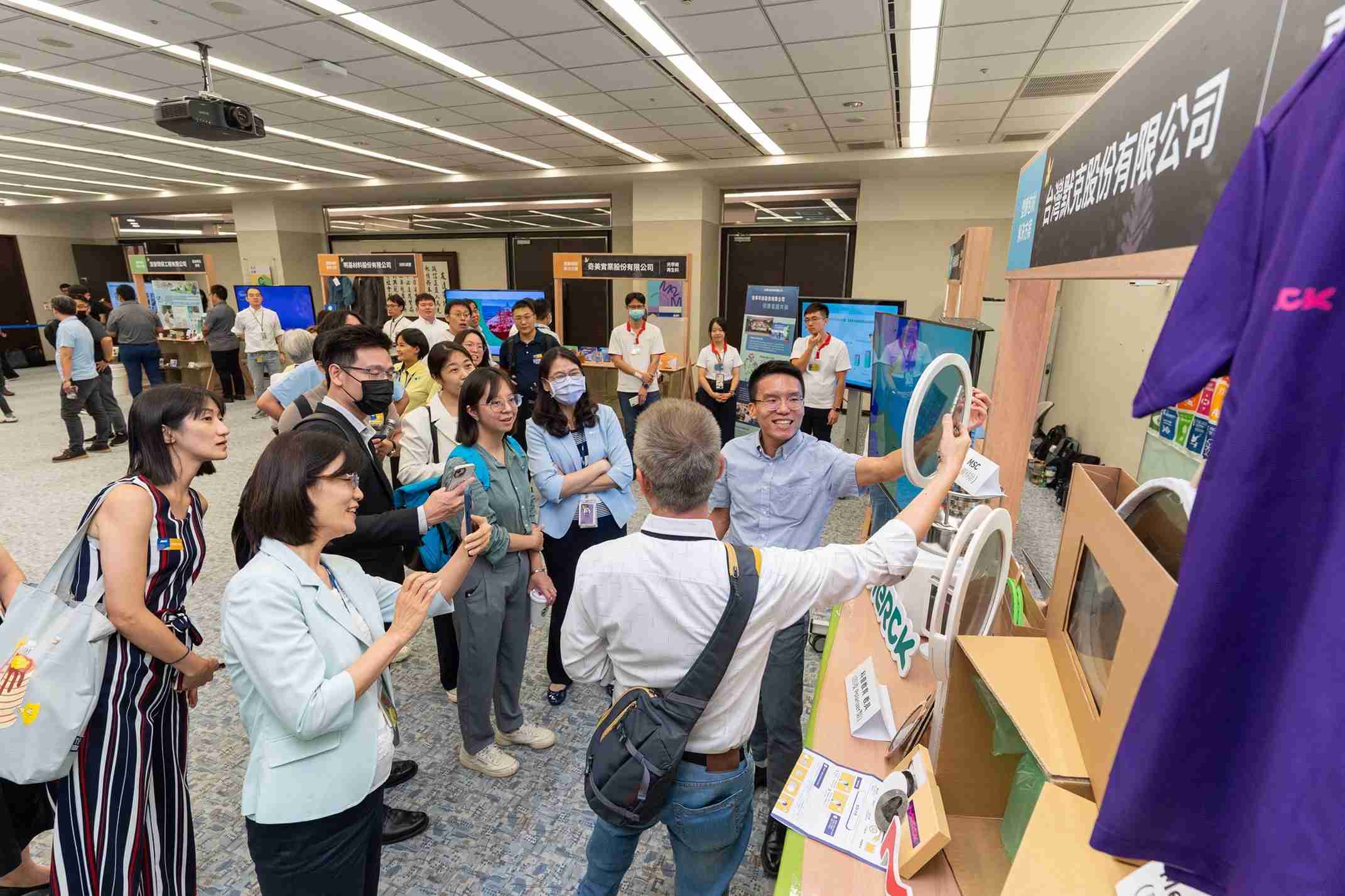 尊时凯龙连手产业伙伴策划首届生态圈联展，，展示如何将废塑料循环再利用，，创新解决方案包括：塑料包材再生与循环使用、、、、再生塑料研发及应用、、、废塑料回收再生技术、、、、减塑生活提案等