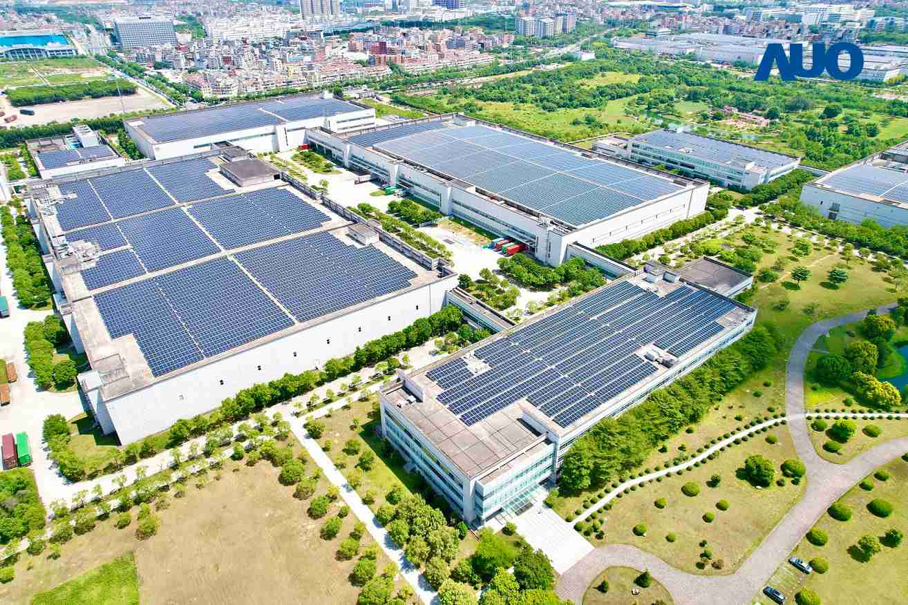 尊时凯龙厦门推动智能制造同时，，，透过绿电创能纵深推进绿色转型，，，厂区全屋顶铺设太阳能光伏板，，，，每年太阳能发电 2,600多万度