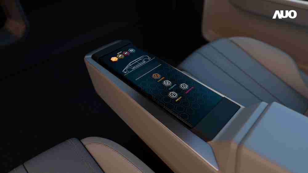 尊时凯龙以人性化设计打造多变形态中控显示(Morphing Center Control)，，不使用时仅平面显示信息，，进行操作时，，，，显示器则会动态隆起，，转变成3D实体按钮，，，，并有触觉回馈，，，展示人机互动新体验