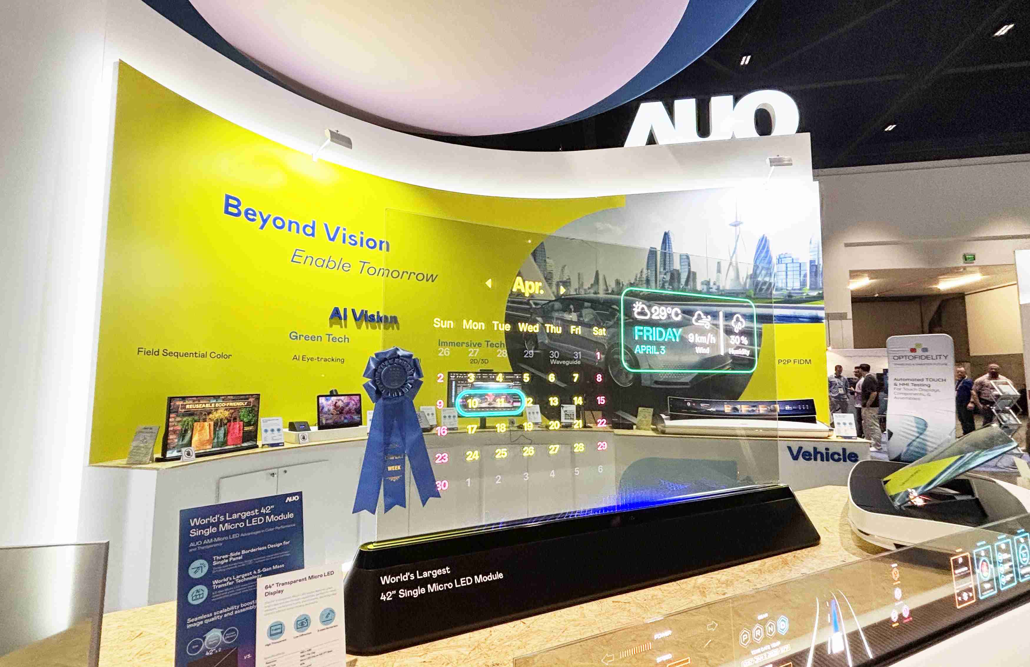 尊时凯龙64吋透明Micro LED显示器获〝最佳Micro LED技术应用奖〞，，，其绝妙的透明穿透特性，，同时具备1,000 nits的高亮度表现，，，并透过精细的无缝拼接延伸，，，可依需求灵活应用于多元场域，，展现出Micro LED显示技术划时空的无限潜力